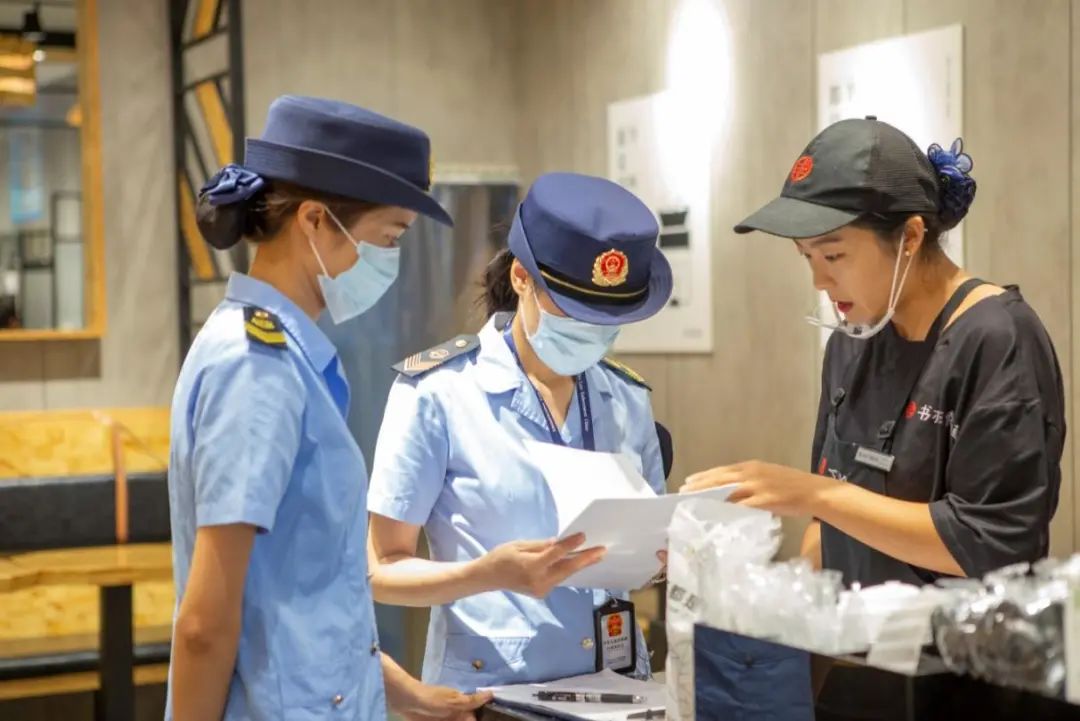 C:\Documents and Settings\Administrator\桌面\圖片\東興市市場監(jiān)管執(zhí)法人員加強(qiáng)國門景區(qū)餐飲行業(yè)巡查，嚴(yán)把食品安全關(guān)、質(zhì)量關(guān)，保障人民群眾“舌尖上的安全”，助推旅游行業(yè)健康發(fā)展.jpg