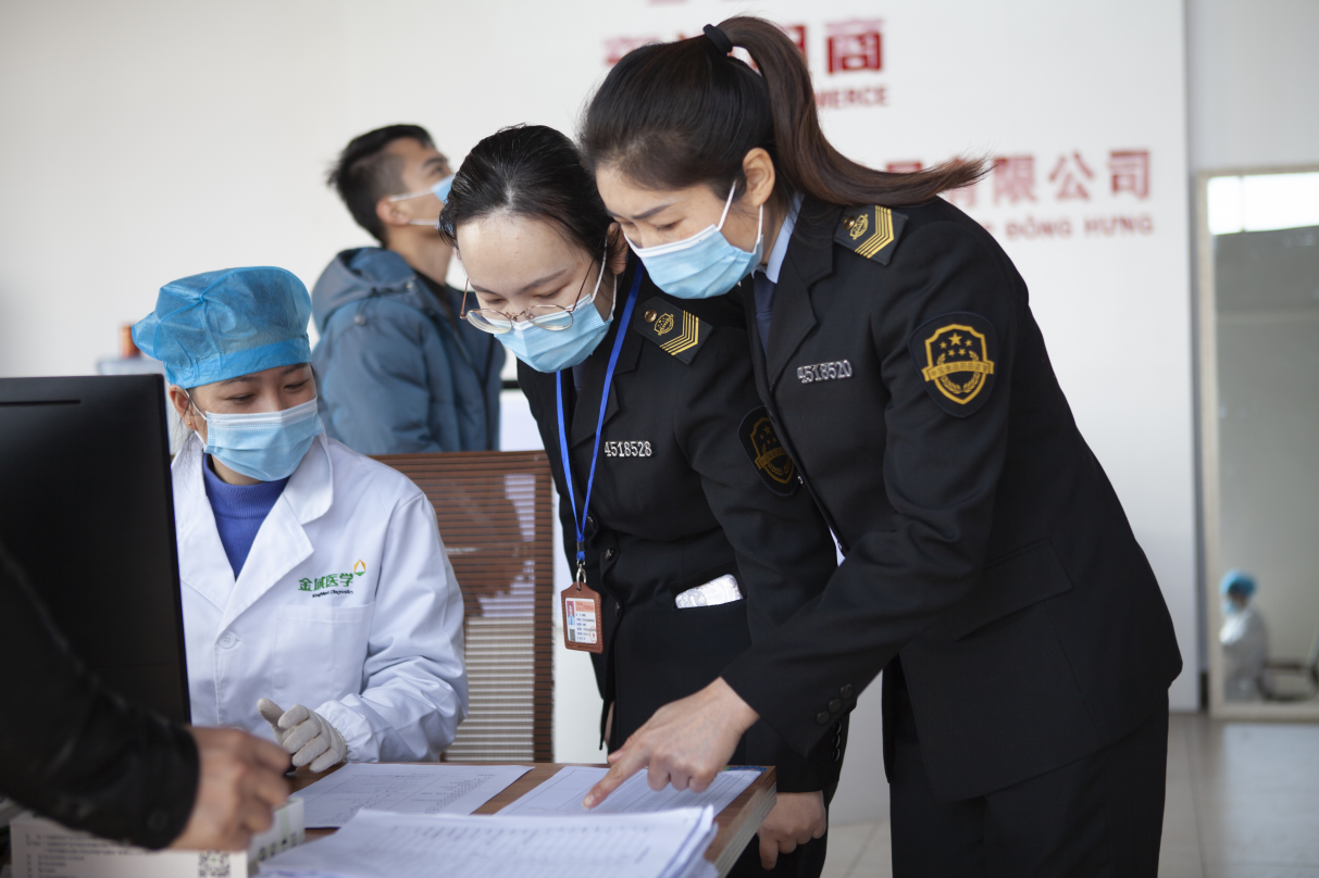 C:\Documents and Settings\Administrator\桌面\圖片\東興市市場監(jiān)督管理局執(zhí)法人員對集中監(jiān)管倉區(qū)進(jìn)口冷鏈?zhǔn)称坟浳锴鍐魏瞬?png